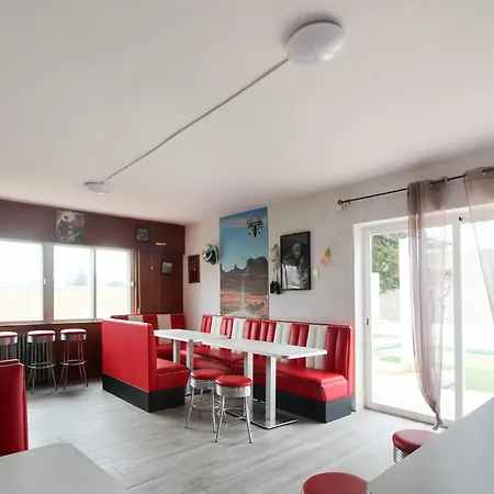 Villa In Villamuriel With Pool And Barbecue